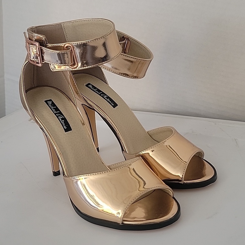 Michael Antonio heels size 8 color Gold new